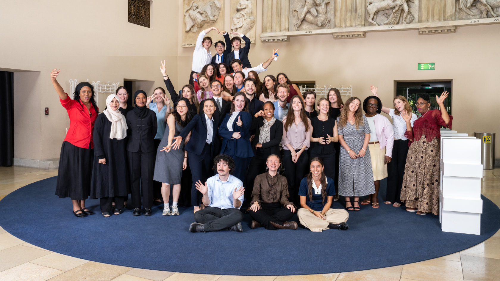 Glücklicher Abschluss intensiver Verhandlungen: Die Teilnehmenden der «Global Negotiation Academy» im Lichthof der UZH.