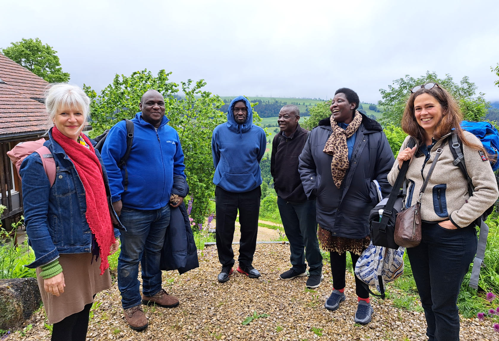 Das ugandische und Schweizer Projektteam beim Besuch der Firma Spagyros in der Westschweiz: (v.l.) Caroline Weckerle, UZH; Amon Mugume, Uganda National Museum; Moses Kasure, Igongo Cultural Center; Yahaya Sekagya, PROMETRA; Maud Kamatenesi, Bishop Stuart University; Jacqueline Grigo, UZH.