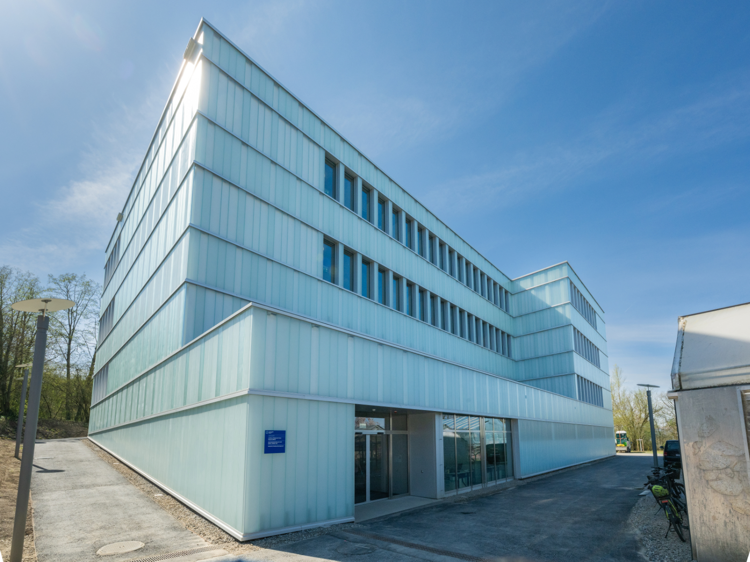 Das neue Laborgebäude vereint drei Institute unter seinem Dach und erleichtert die interdisziplinäre Zusammenarbeit.