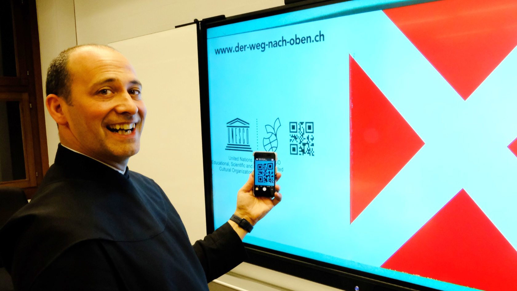 Bruder Martin Hieronymi OSB vom Kloster Disentis, das mit der Zeit geht: Die Gemeinschaft ist unter anderem in den sozialen Medien präsent, bietet einen Livestream der Gottesdienste auf der eigenen Homepage an und hat zwei Apps produziert.