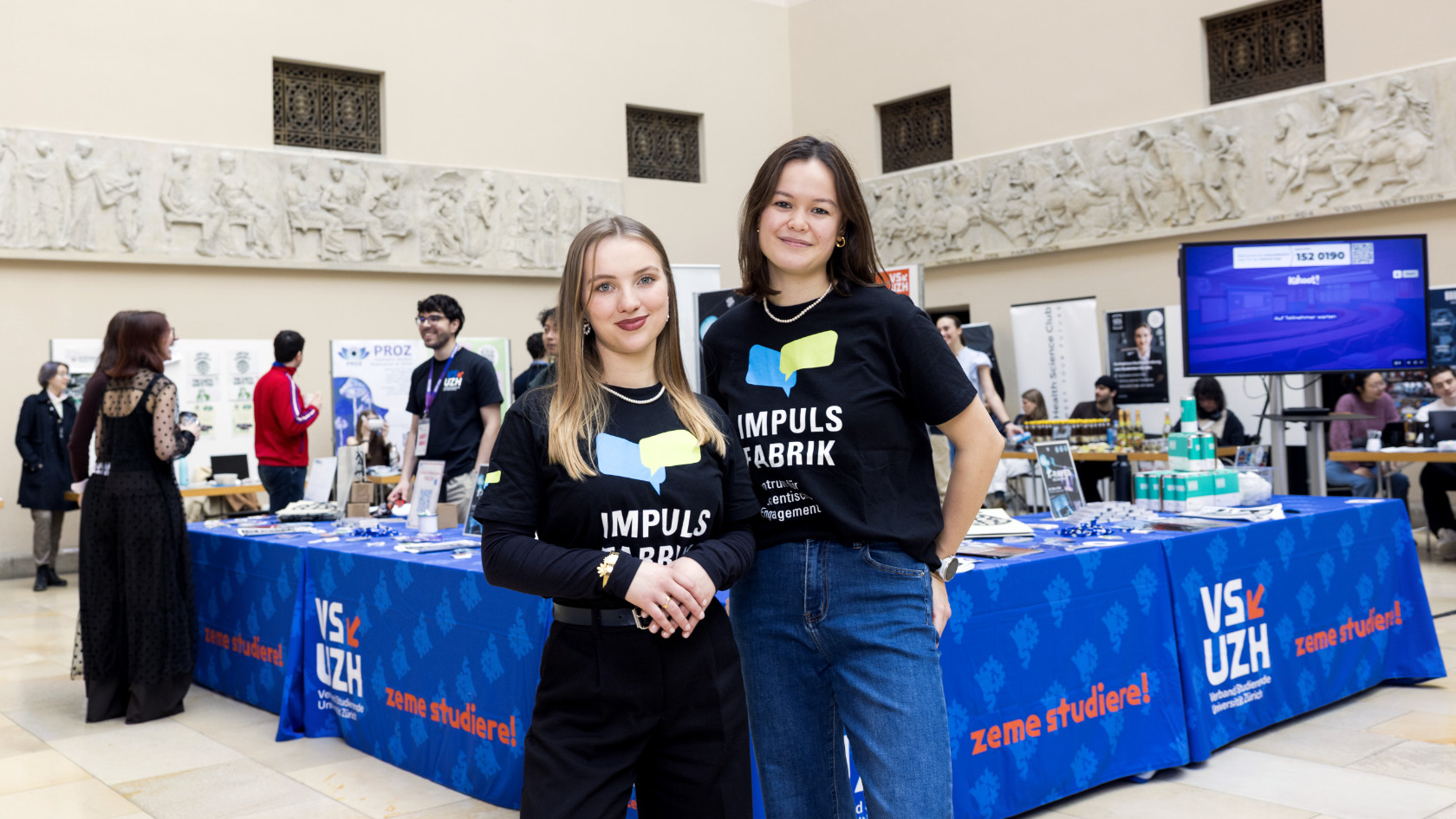 Aneschka Berchtold und Chiara Wooldridge an der Activity Fair 