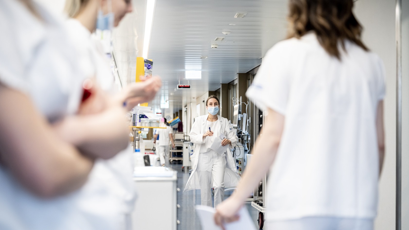 Eine Ärztin und Pflegefachfrauen auf einem Spitalflur