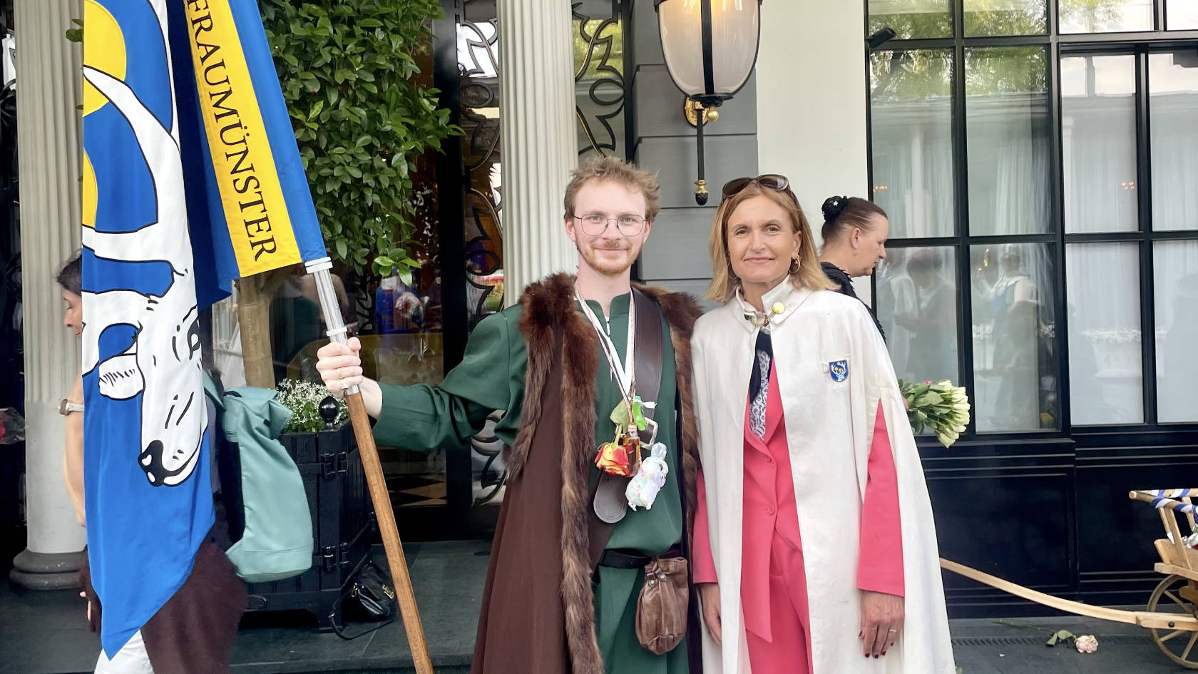 Karin Gilland Lutz mit dem Fähnrich der Gesellschaft zu Fraumünster