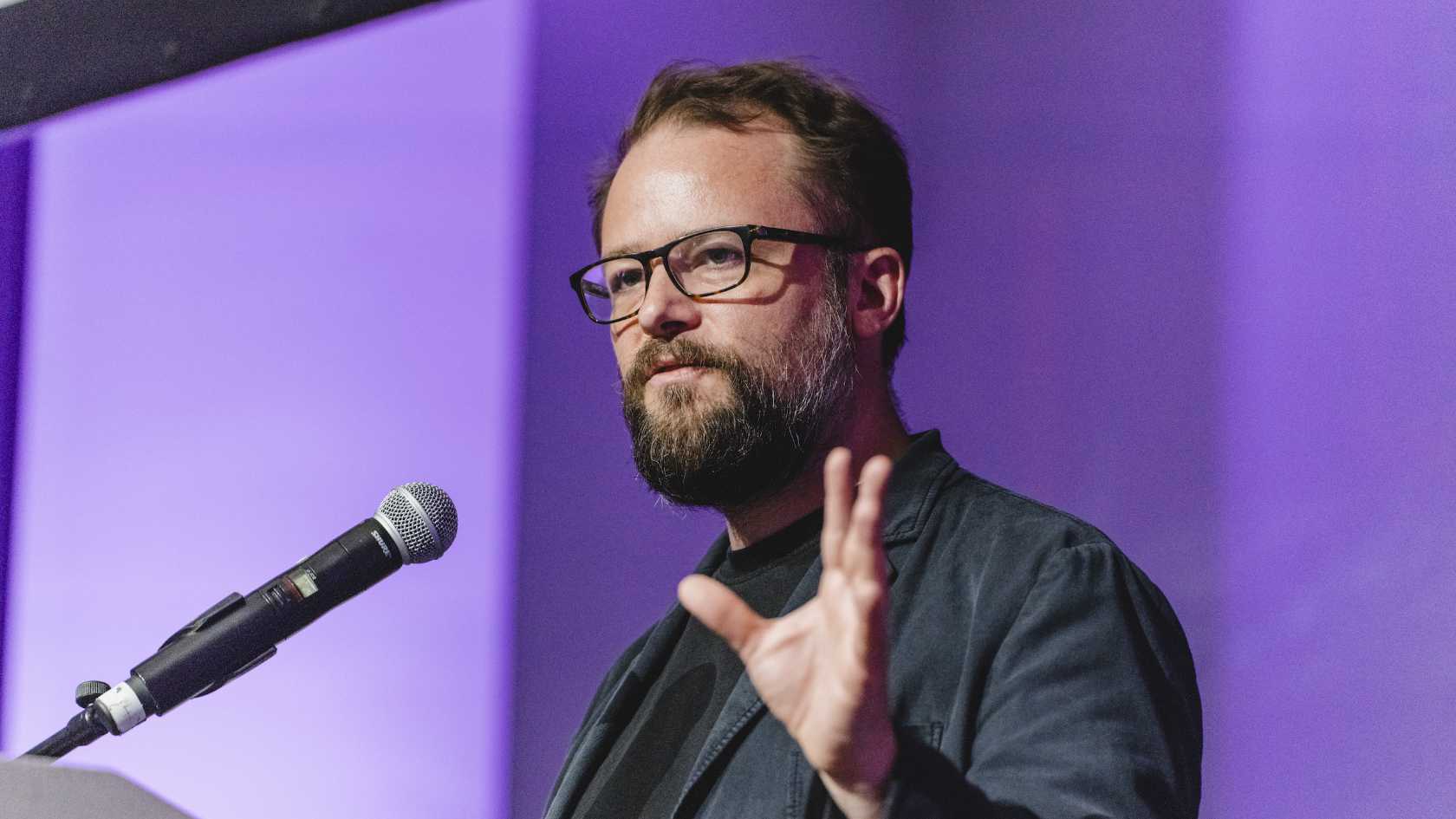 Roland Meyer gestikulierend an einem Rednerpult