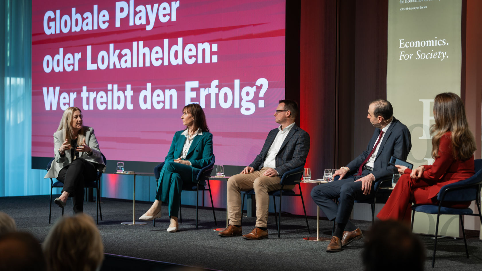 Prominent besetztes Panel: Helene Budliger Artieda (SECO-Direktorin), Suzanne Thoma (Sulzer-CEO), Urs Furrer (Direktor des Schweizerischen Gewerbeverbandes), Tobias Straumann (Professor für Wirtschaftsgeschichte an der UZH) und Moderatorin Carolin Roth.
