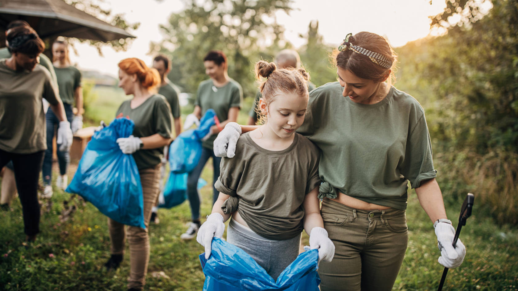 People collecting rubbish in the countryside. (Image: Istock.com/South_agency)