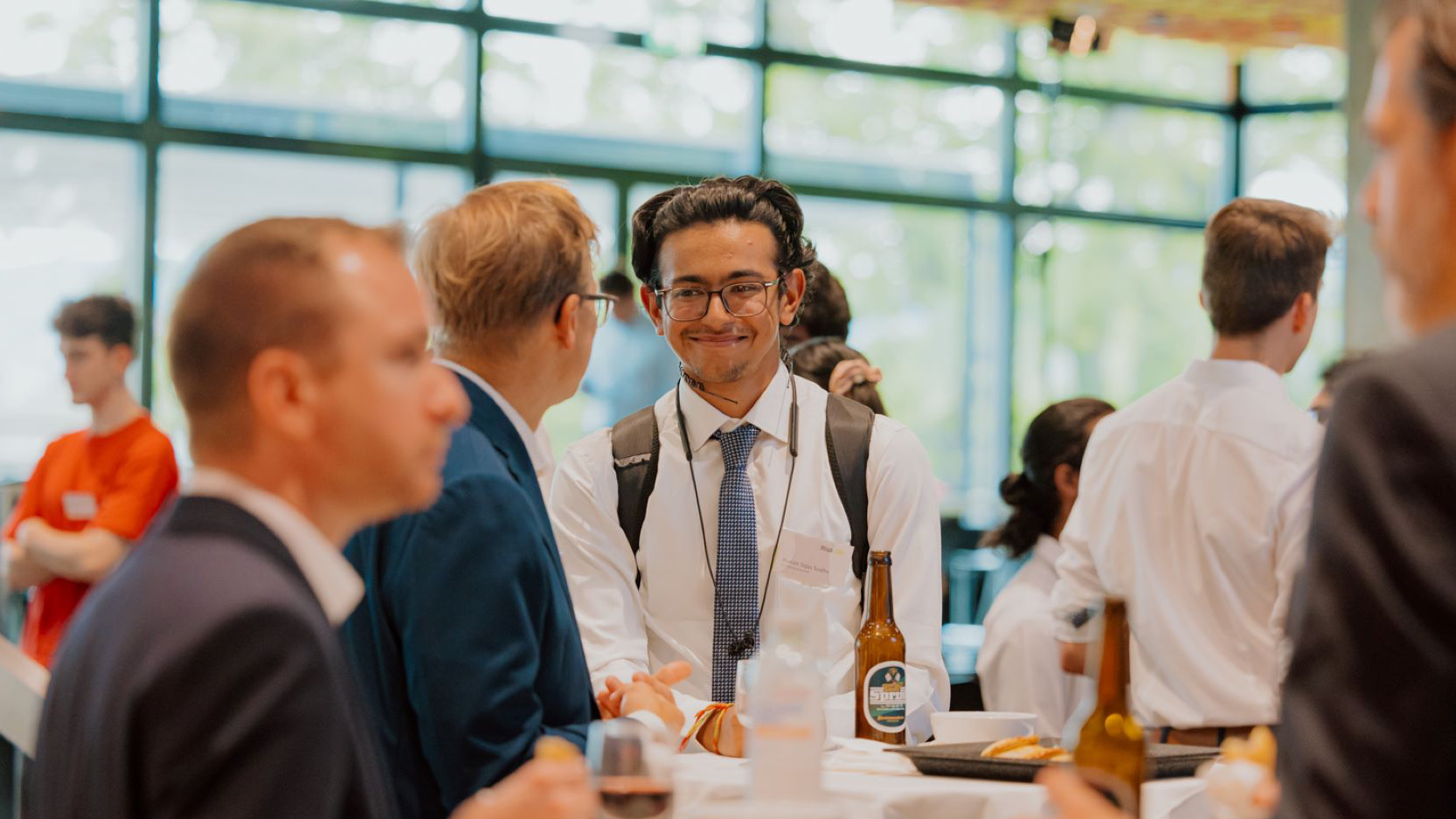 Mehrere männliche Personen bei einem Apéro