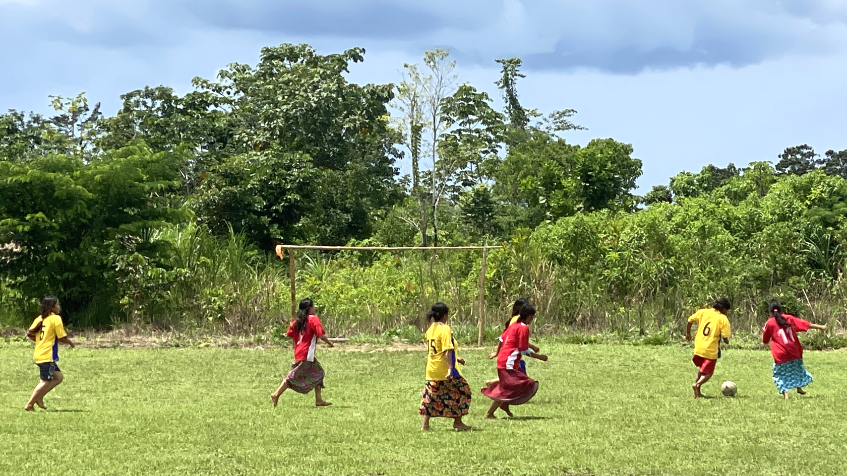 Tsimane beim Fussballspielen