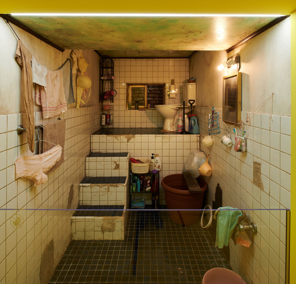 Replica of the film set from Parasite Installation view “Hallyu! The Korean Wave” © Museum Rietberg, Patrik Fuchs