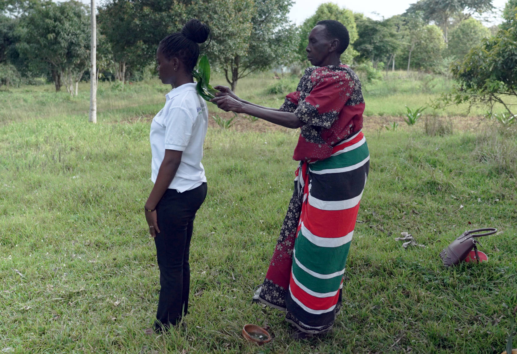 In traditional medicine, there are diseases that have a spiritual cause and can therefore only be cured by spiritual healers. The cleansing of bad spirits, for example in flowing watercourses, plays an important role in this process. The picture shows plants being used to “open” a female patient so that the spiritual healer can make his diagnosis. Spiritual healing is widespread.