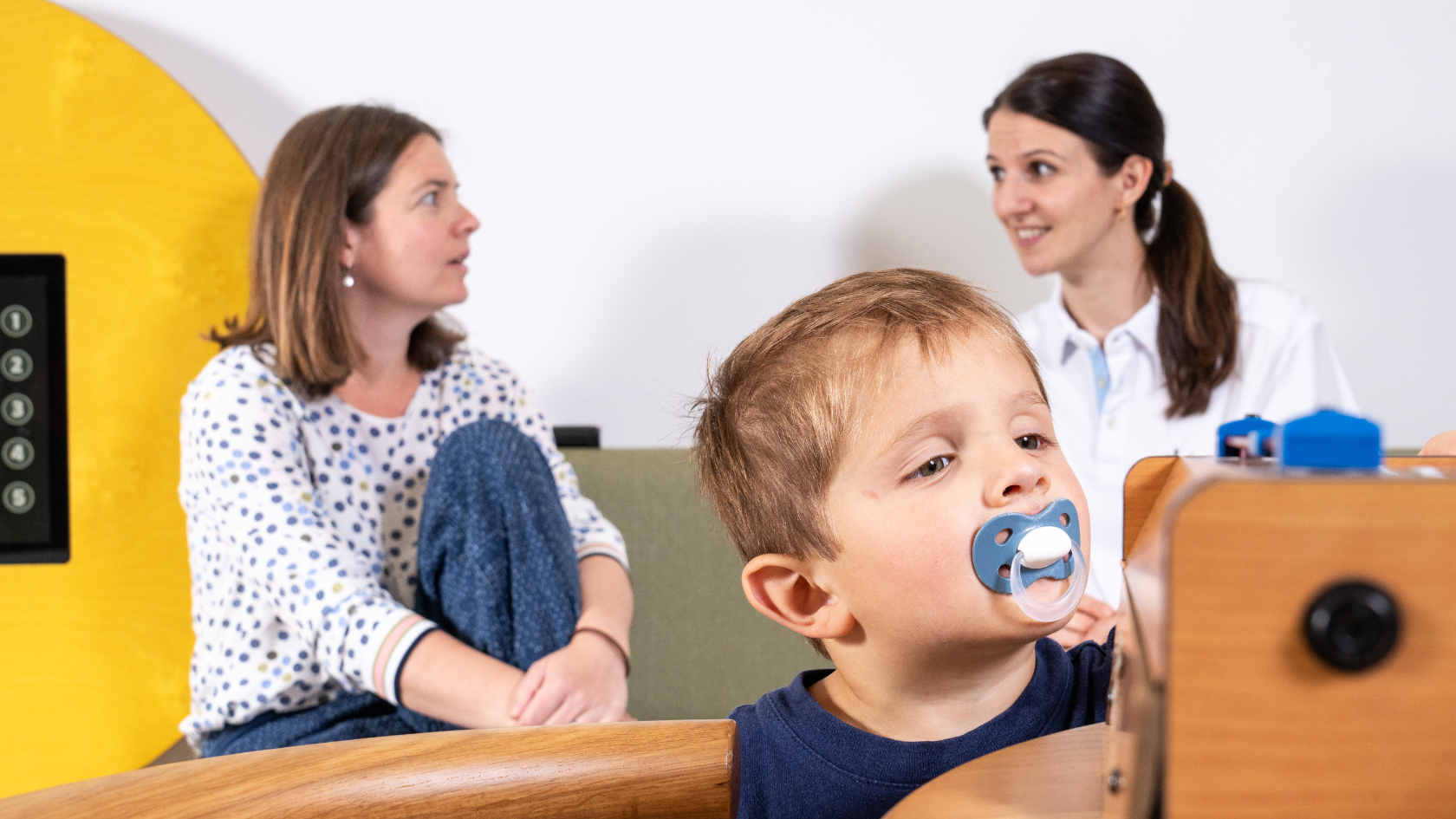 Kilian ist gesund. Mutter Jasmin  Kälin (links) im Gespräch mit der Ärztin Nastassja Scheidegger-Egloff am Universitäts-Kinderspital.