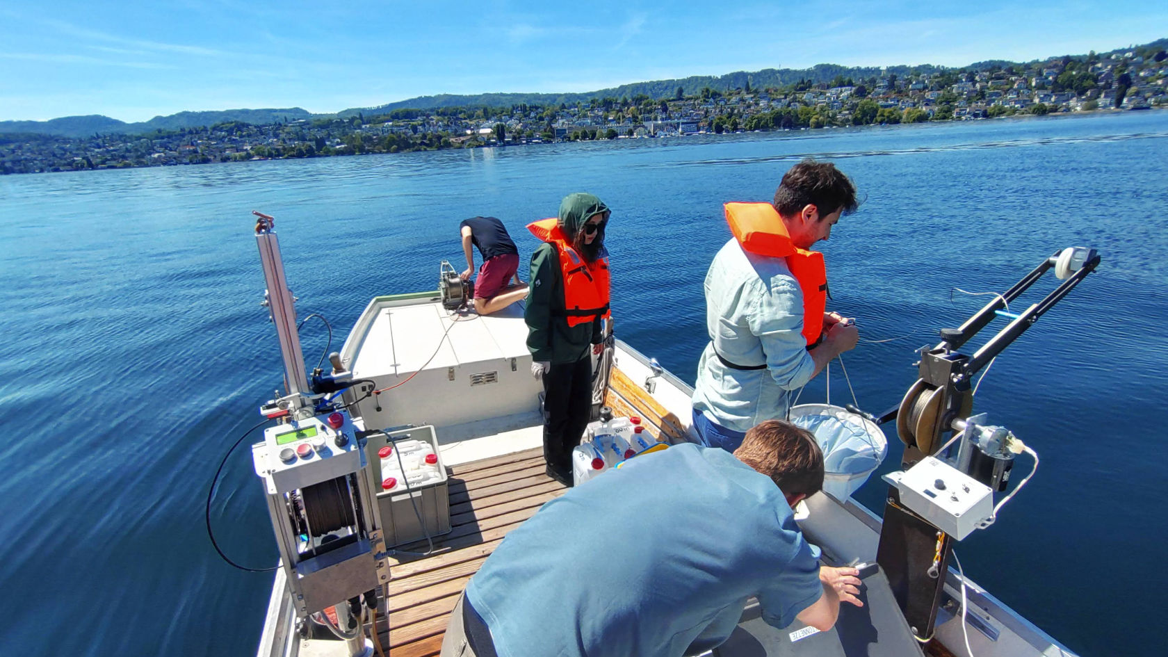 UZH-Forschende von der Limnologischen Station während einer Feldstudie für mikrobiologische Untersuchungen am Zürichsee