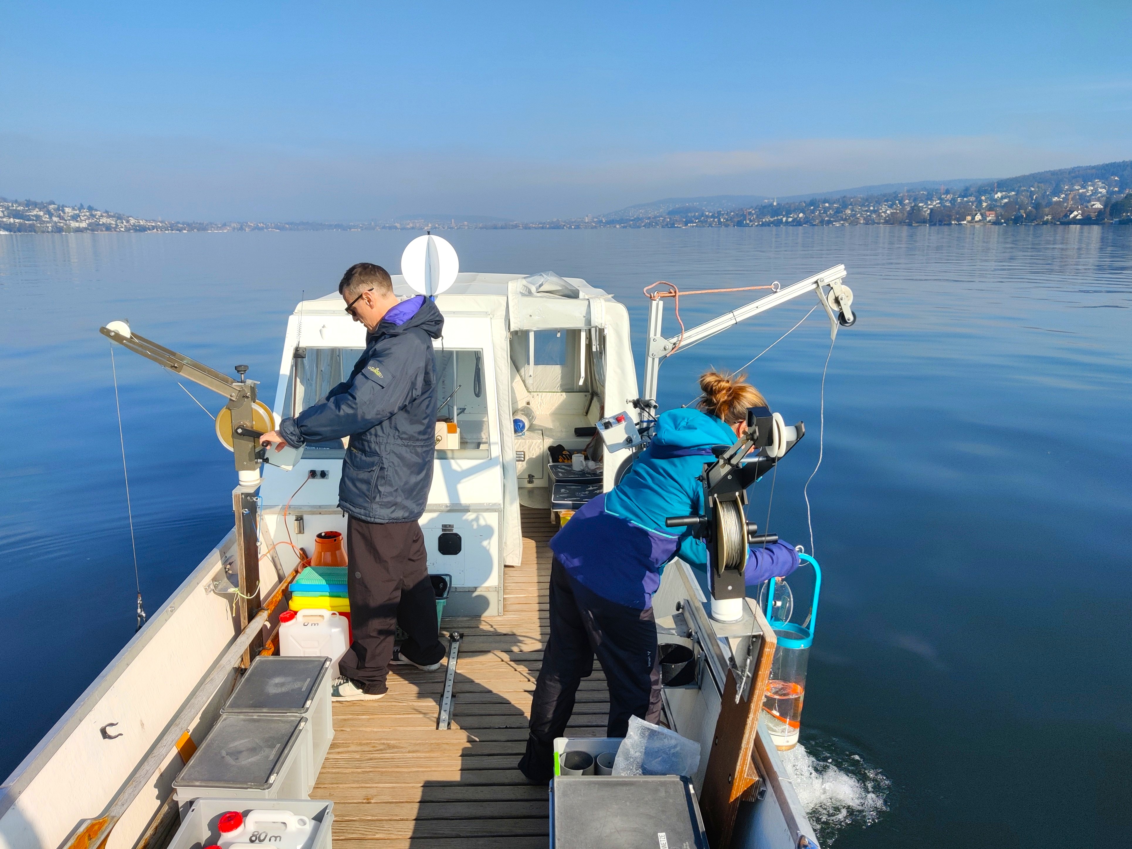 UZH-Forschende von der Limnologischen Station während einer Feldstudie für mikrobiologische Untersuchungen am Zürichsee
