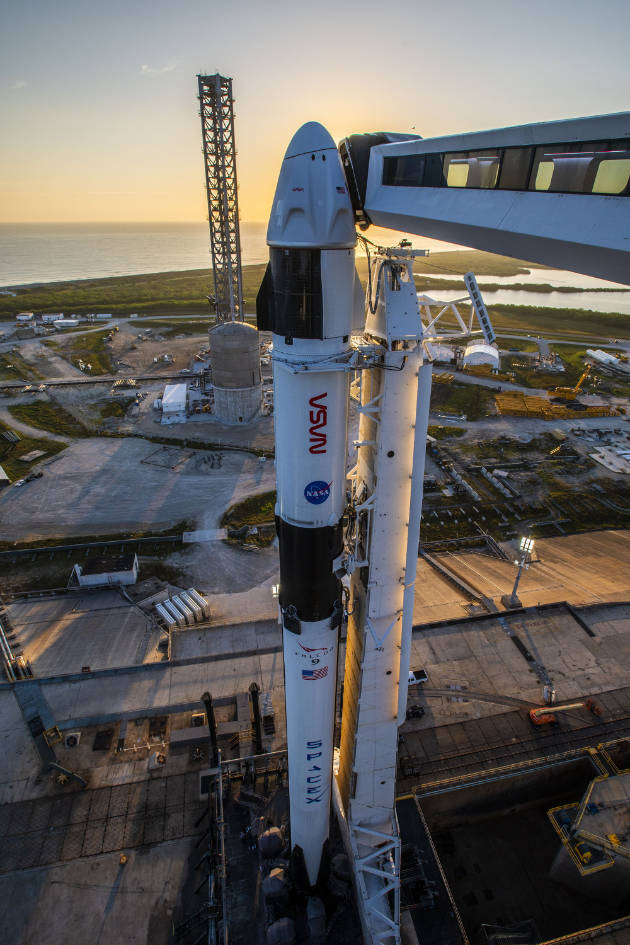 On the launch pad: the Crew Dragon capsule on top of the Falcon 9 rocket. (Image: NASA)