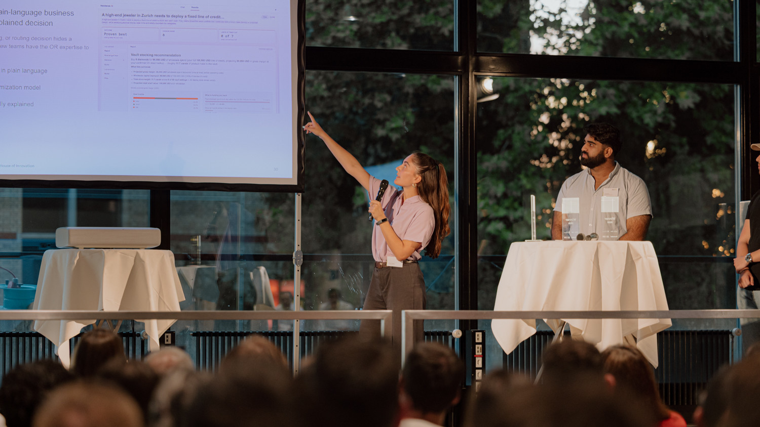 Frau in rosa Shirt vor Präsentation
