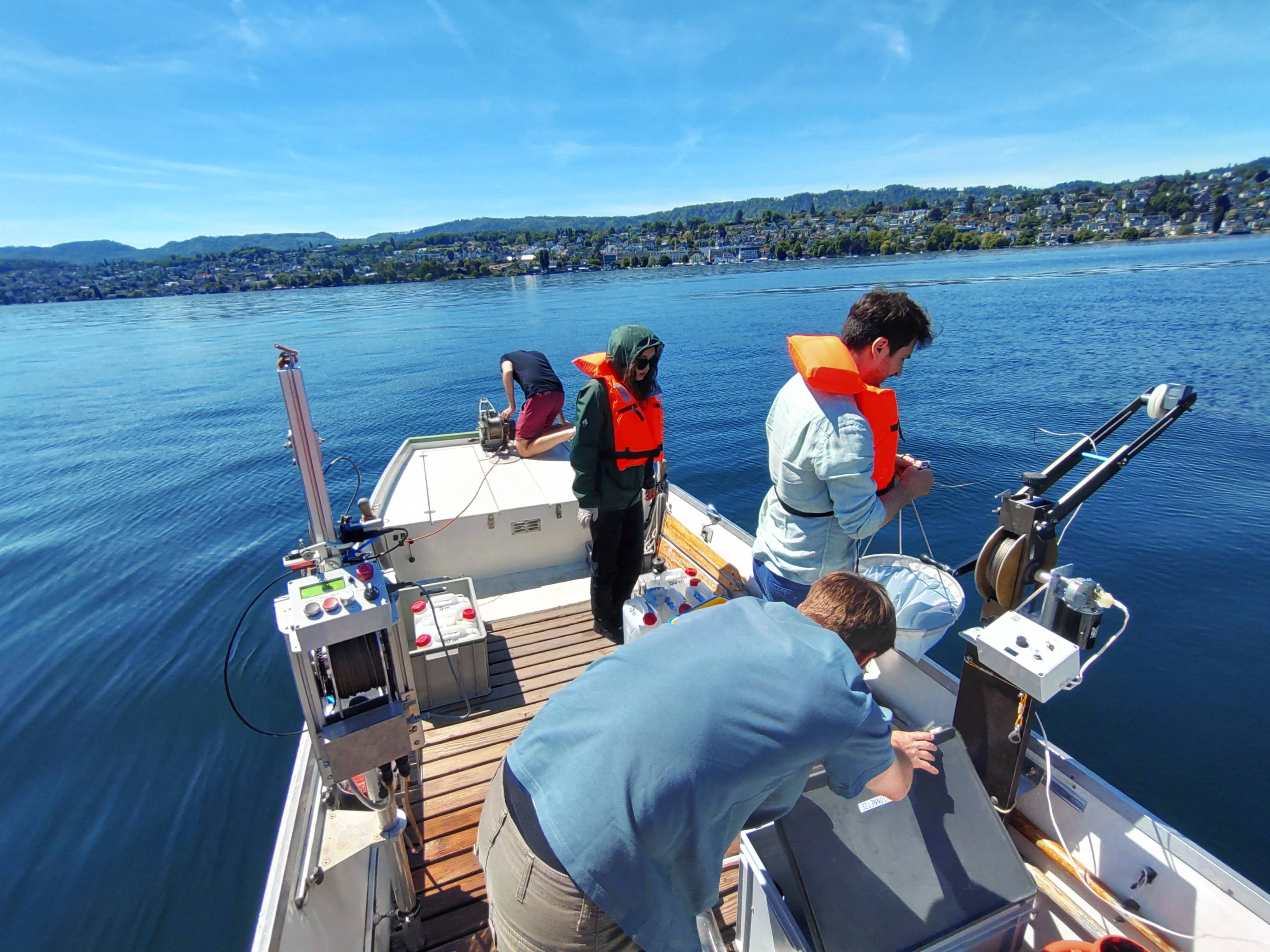 UZH-Forschende von der Limnologischen Station während einer Feldstudie für mikrobiologische Untersuchungen am Zürichsee