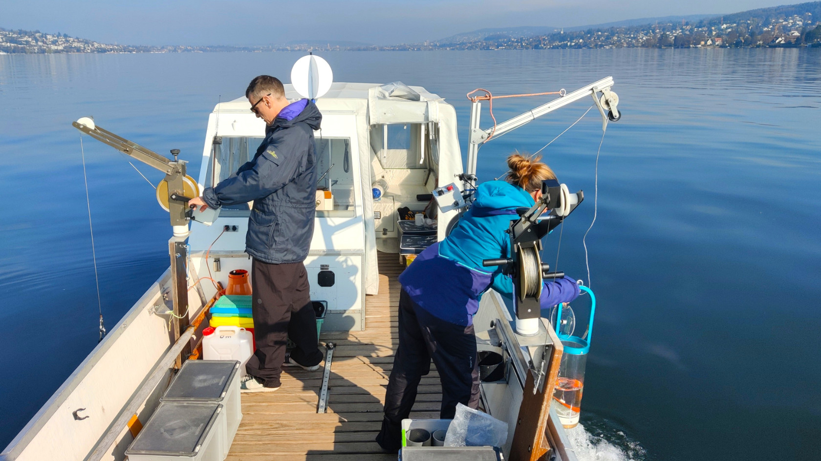 UZH-Forschende von der Limnologischen Station während einer Feldstudie für mikrobiologische Untersuchungen am Zürichsee