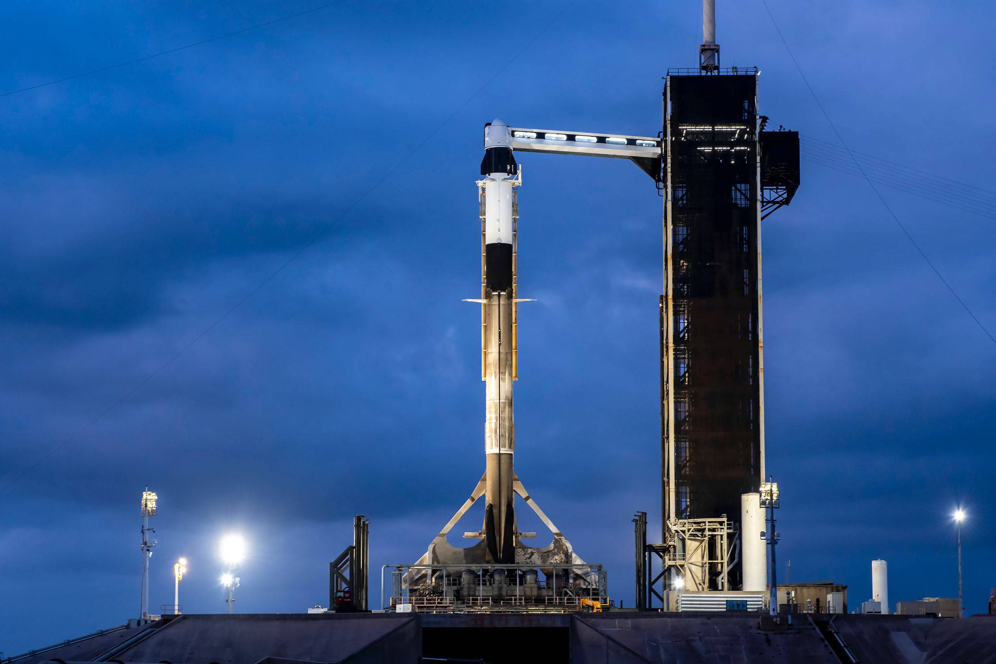 Falcon-9-Rakete mit der Crew Dragon «Resilience» der Fram2-Mission auf Launch Pad 39A des Kennedy Space Center in Florida. (Bild: SpaceX)