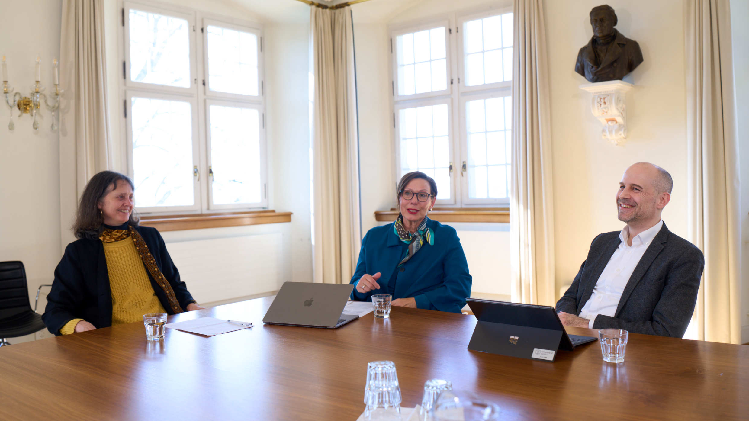 Discussing interdisciplinary teaching: Katharina Michaelowa, Gabriele Siegert and Nick Netzer. (Images: Jos Schmid)