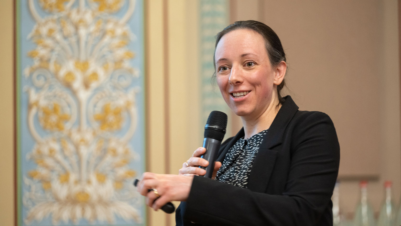 Jeanne Moor, Oberärztin am Inselspital Bern, berichtete über ihre Forschung zu Führungspositionen in der Medizin.