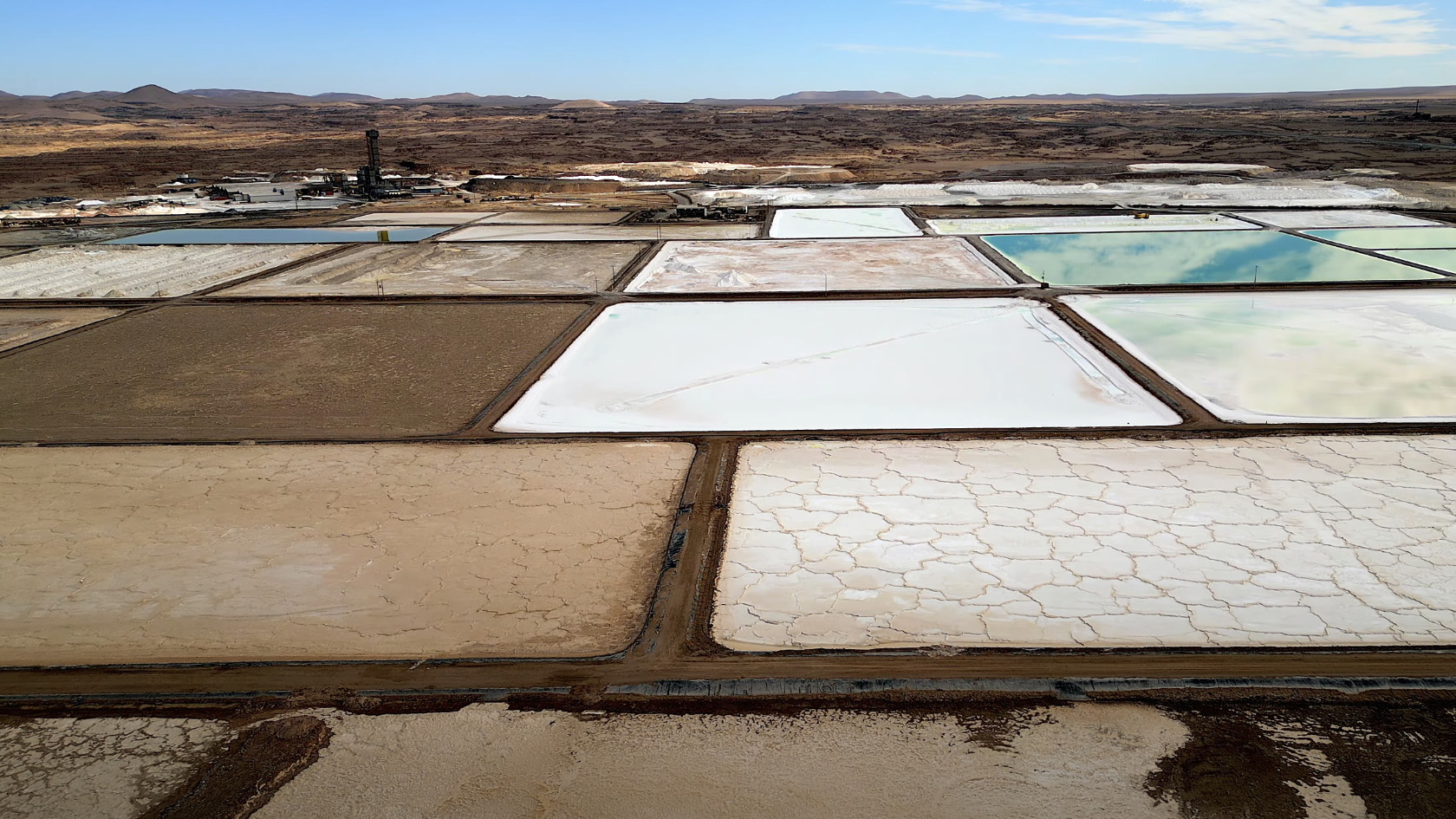 Foto von oben auf eine Anlage zur Lithium-Gewinnung in Chile