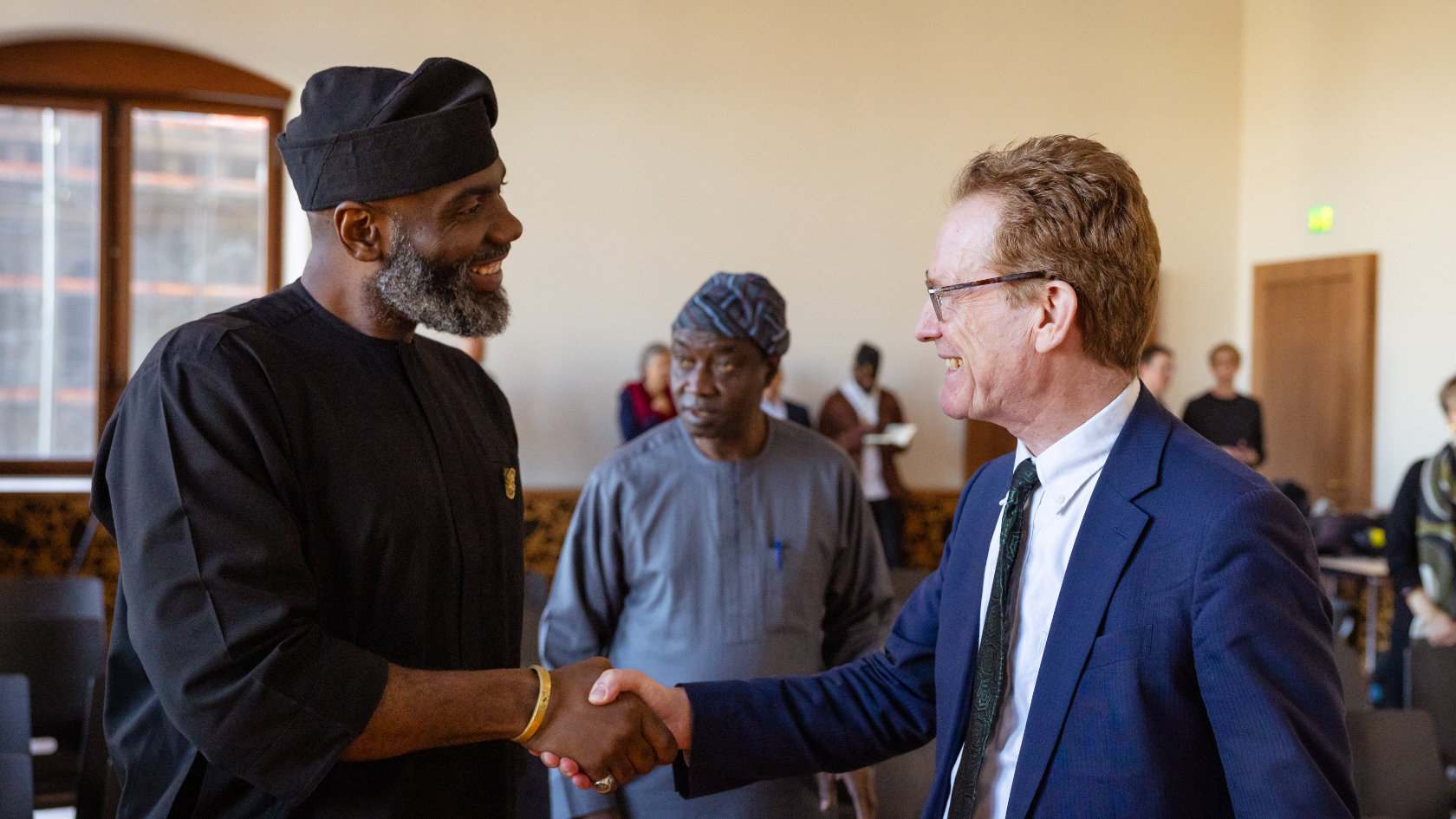 Signing in the Zurich City Hall on 20 March 2026: Olugbile Holloway, Director of the National Commission for Museums and Monuments (NCMM), and UZH Vice President Christian Schwarzenegger.