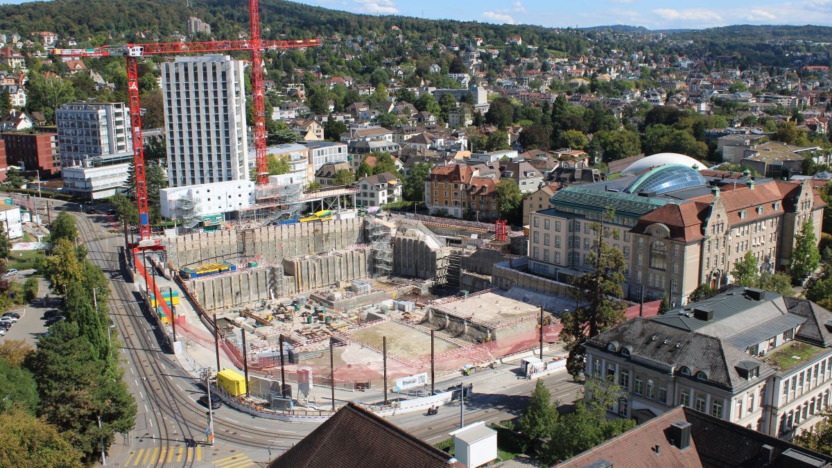 Blick in die Baugrube (Bild: Webcam FORUM UZH)