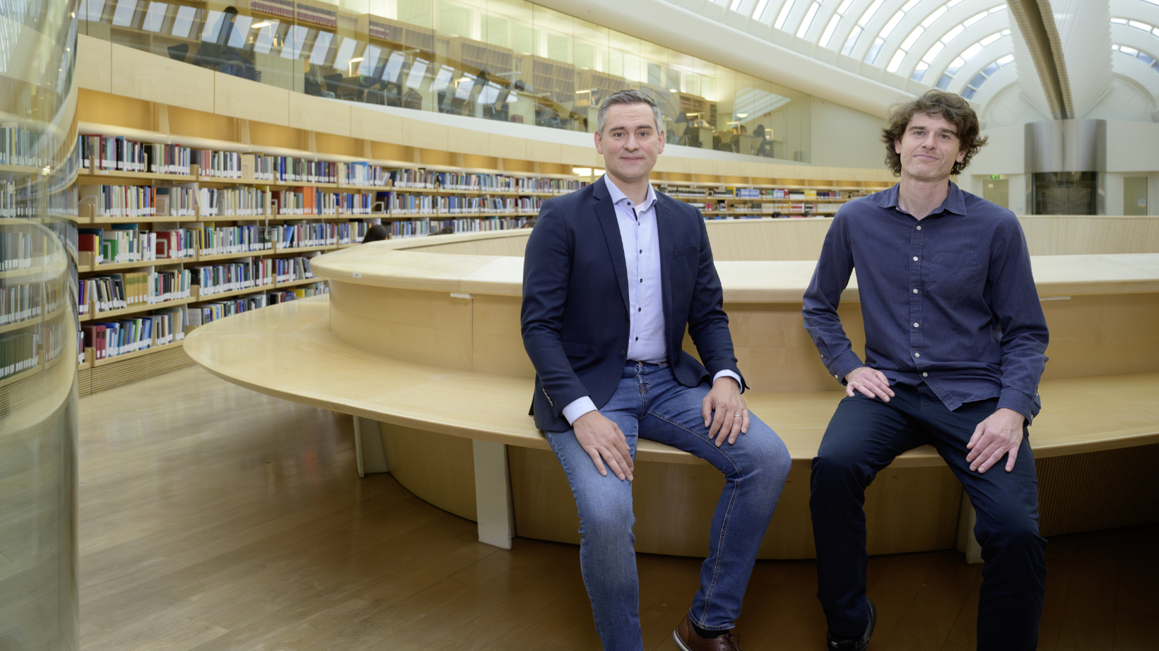 Erziehungswissenschaftler Sascha Schneider und Joshua Weidlich in der Bibliothek des Rechtswissenschaftlichen Instituts