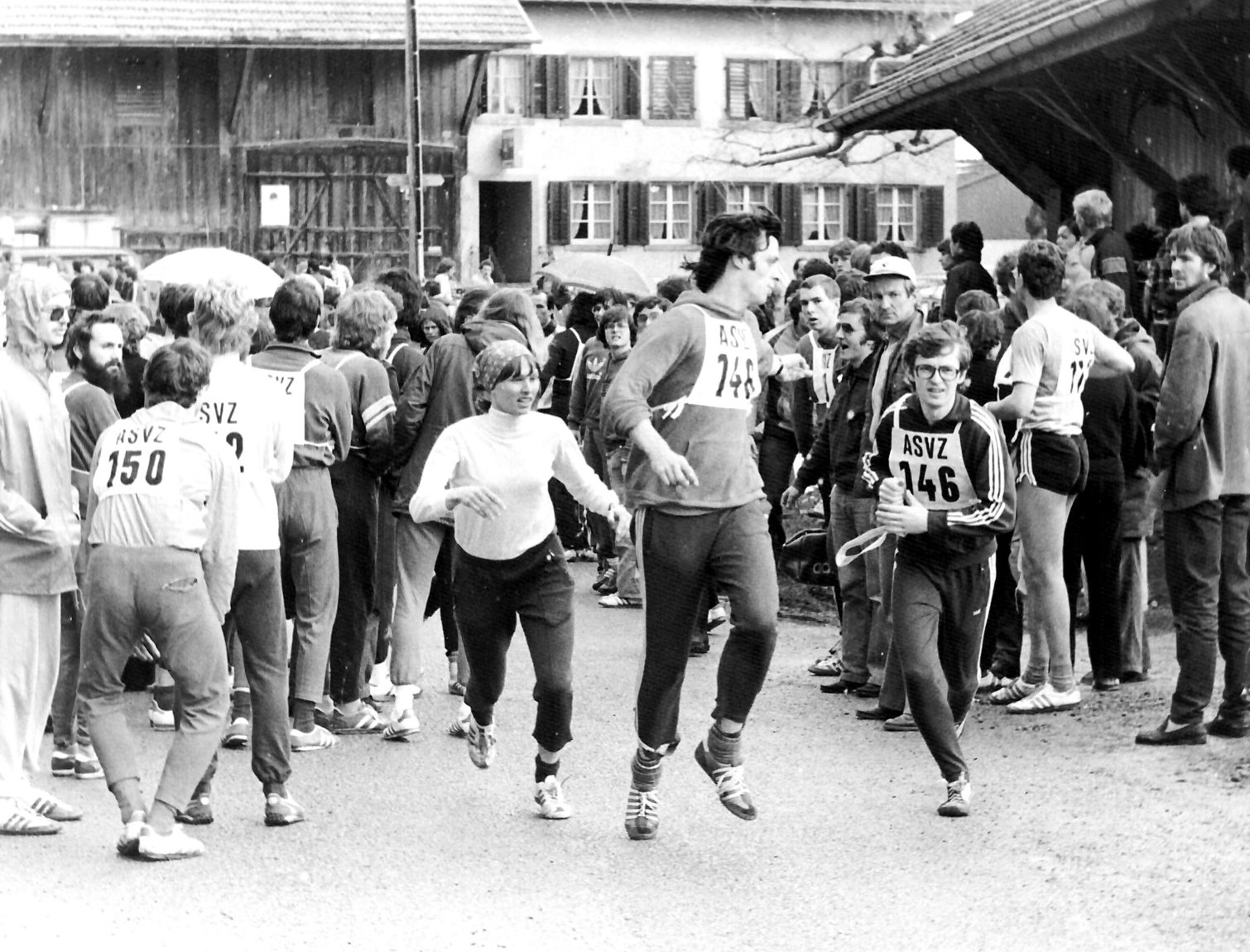 1979 – Ablösung der Läufer:innen irgendwo auf der ersten Laufroute zwischen St. Gallen und Zürich. (Foto: ASVZ-Bildarchiv)