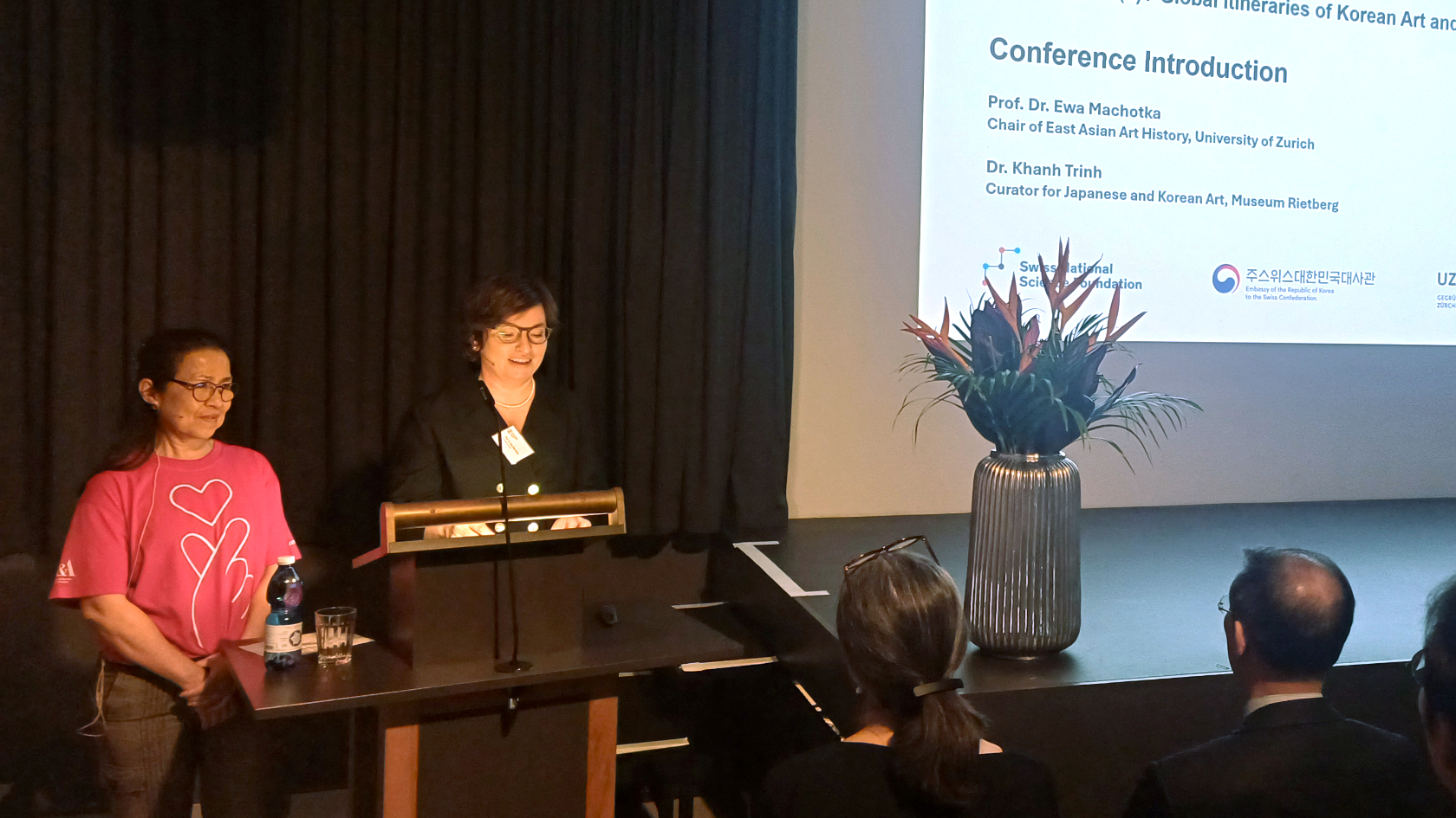 Khanh Trinh, Kuratorin für japanische und koreanische Kunst am Museum Rietberg und Mitorganisatorin der Konferenz, und Ewa Machotka, Professorin für Ostasiatische Kunstgeschichte an der Universität Zürich. (Bild: UZH)