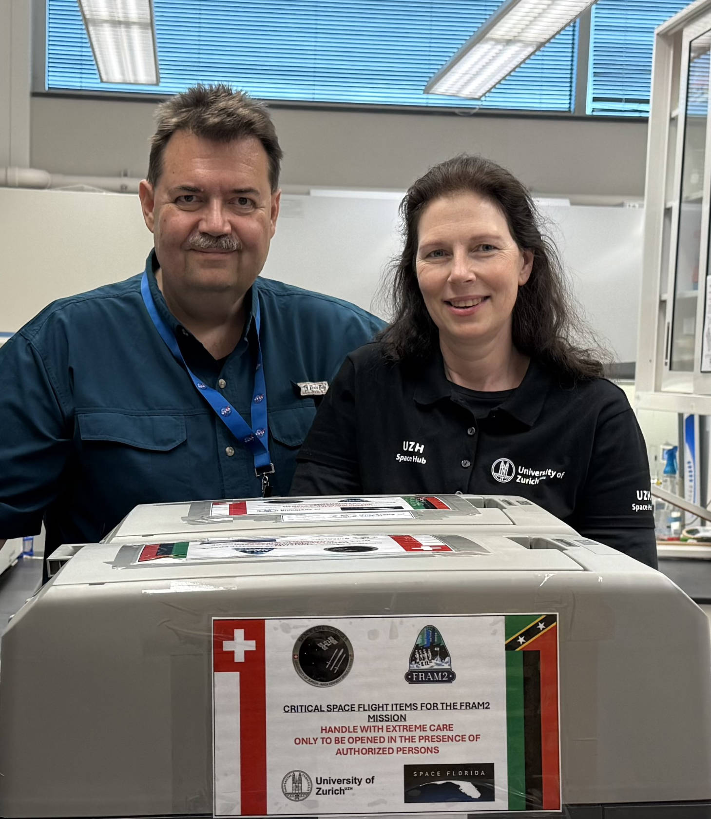Vor der Übergabe an das SpaceX Launch Team: Oliver Ullrich und Cora Thiel mit den fertig integrierten Proben. (Bild: ZVG)